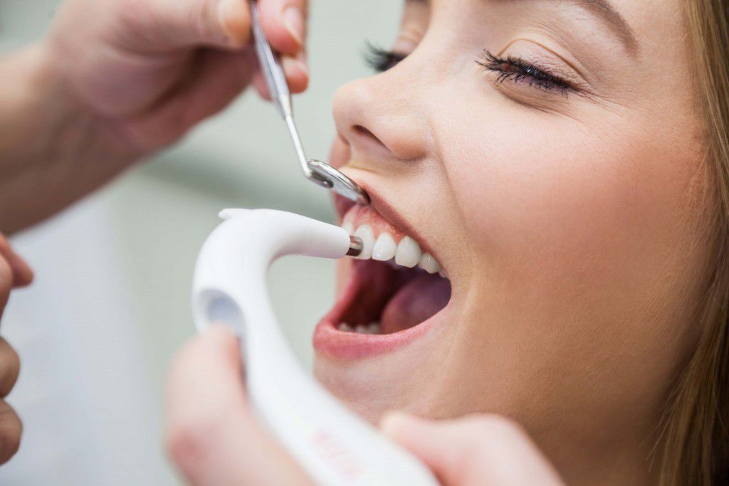 Акция – профессиональное отбеливание зубов Air Flow в стоматологии «Смайлик»